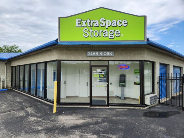Extra Space Storage facility at 2225 E 10th St - Jeffersonville, IN