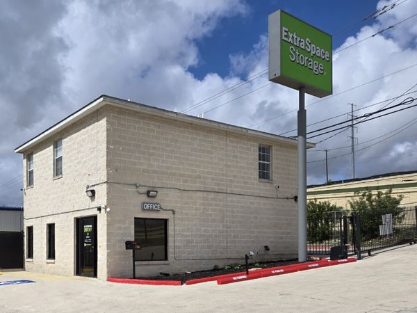 Extra Space Storage facility at 27904 US Highway 281 N - San Antonio, TX