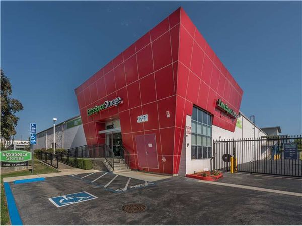 Extra Space Storage facility at 3250 Olympic Blvd - Santa Monica, CA