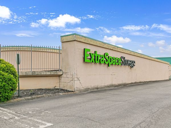 Extra Space Storage facility at 1641 Downtown West Blvd - Knoxville, TN