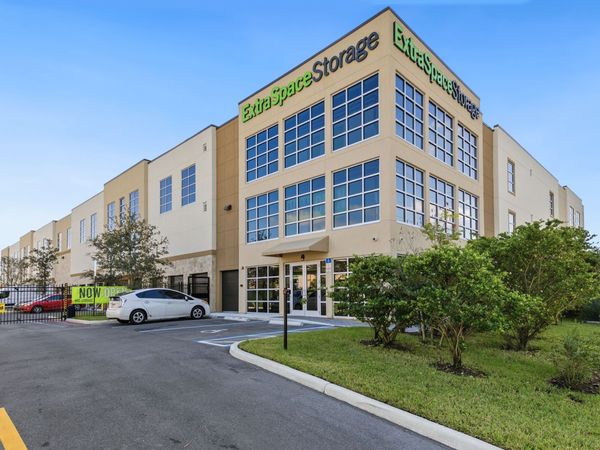 Extra Space Storage facility at 1480 NW 66th Ave - Plantation, FL