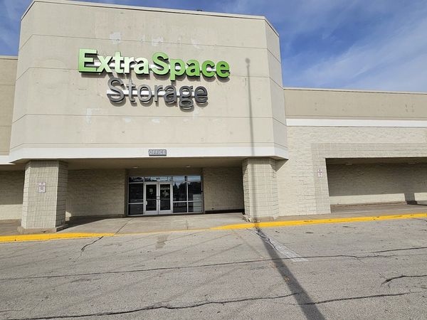 Extra Space Storage facility at 571 W 14th St - Chicago Heights, IL