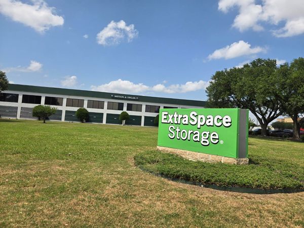 Extra Space Storage facility at 4015 Belt Line Rd - Addison, TX