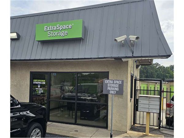 Extra Space Storage facility at 5725 Old National Hwy - College Park, GA