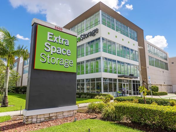 Extra Space Storage facility at 5600 S University Dr - Davie, FL