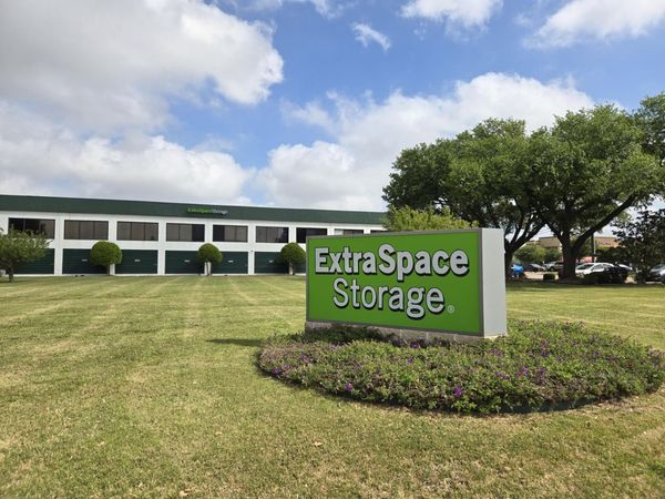Extra Space Storage facility at 4015 Belt Line Rd - Addison, TX