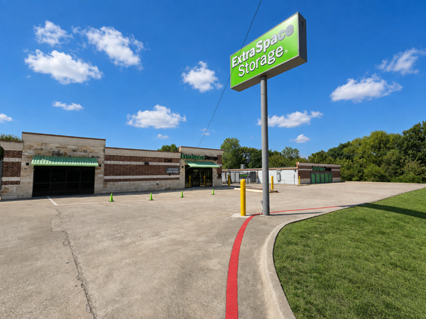 Extra Space Storage facility at 730 E Wheatland Rd - Duncanville, TX