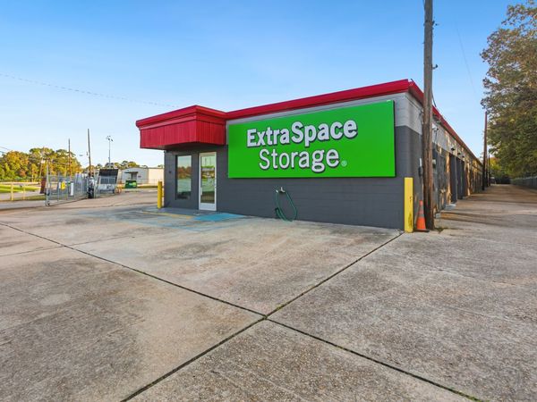Extra Space Storage facility at 7649 Airline Hwy - Baton Rouge, LA