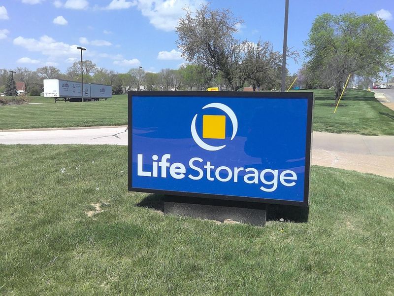 Storage Units in St Louis MO at 9715 Manchester Rd Life Storage