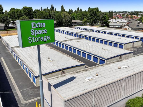 Extra Space Storage facility at 1735 E Yosemite Ave - Manteca, CA