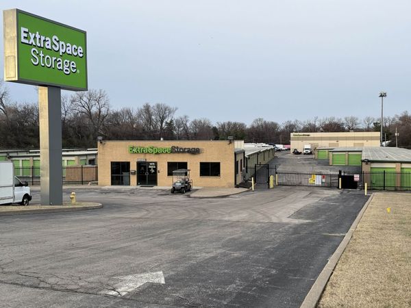 Extra Space Storage facility at 1475 Dunn Rd - Florissant, MO