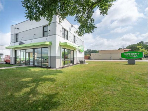 Extra Space Storage facility at 1610 Old Deerfield Rd - Highland Park, IL