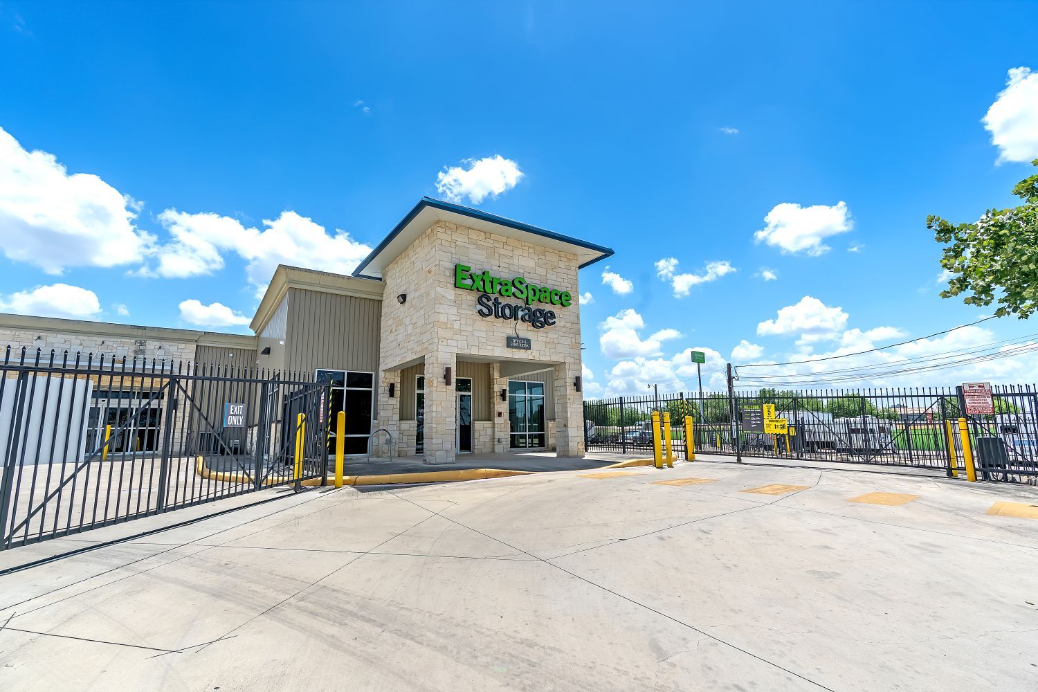 Extra Space Storage  3536 Hunt Ln in San Antonio, TX