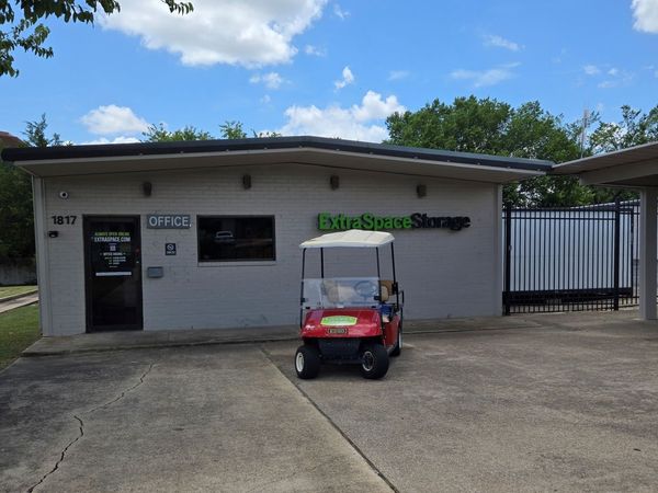 Extra Space Storage facility at 1817 N Hampton Rd - DeSoto, TX