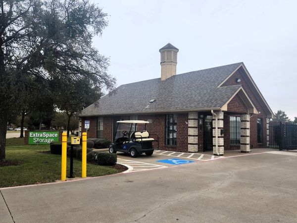 Extra Space Storage facility at 585 S MacArthur Blvd - Coppell, TX
