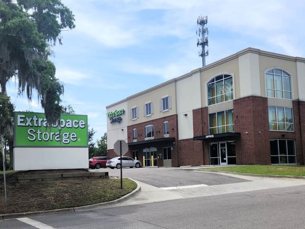 Extra Space Storage facility at 2201 E Victory Dr - Savannah, GA