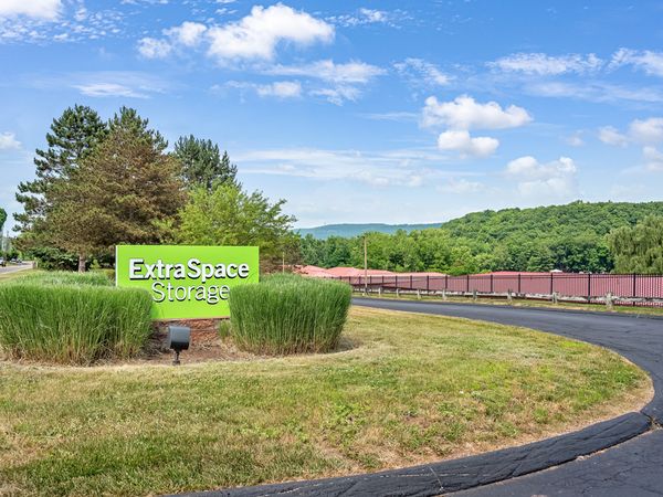 Extra Space Storage facility at 190 Old Farms Rd - Avon, CT