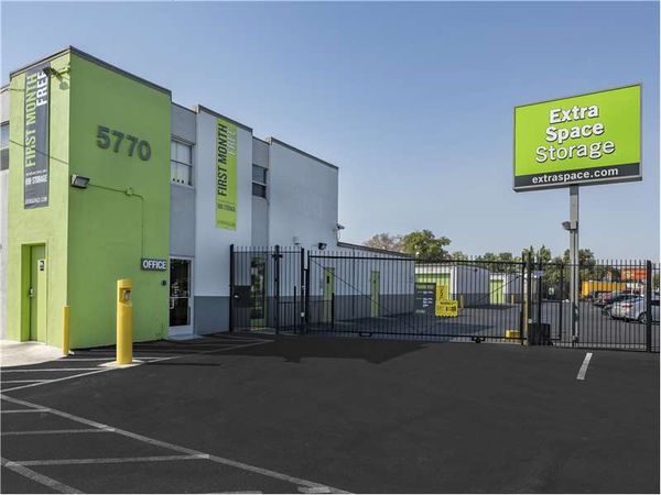 Extra Space Storage facility at 5770 Auburn Blvd - Sacramento, CA