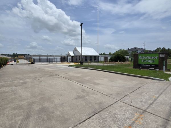 Extra Space Storage facility at 16900 W Lake Houston Pkwy - Humble, TX