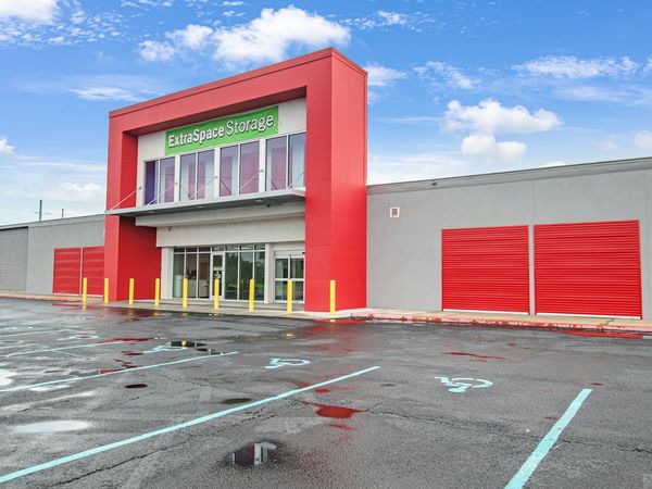 Extra Space Storage facility at 2701 Belle Chasse Hwy - Terrytown, LA