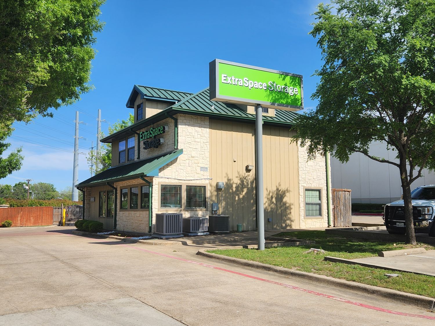 Extra Space Storage  8555 Manderville Ln in Dallas, TX