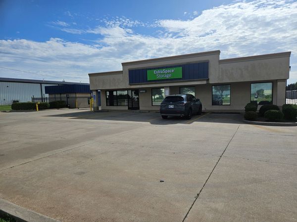 Extra Space Storage facility at 14333 N Santa Fe Ave - Edmond, OK