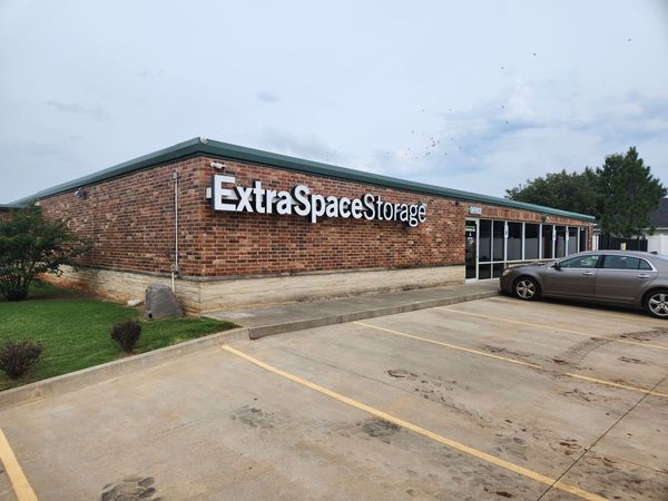 Extra Space Storage facility at 15505 N Pennsylvania Ave - Edmond, OK