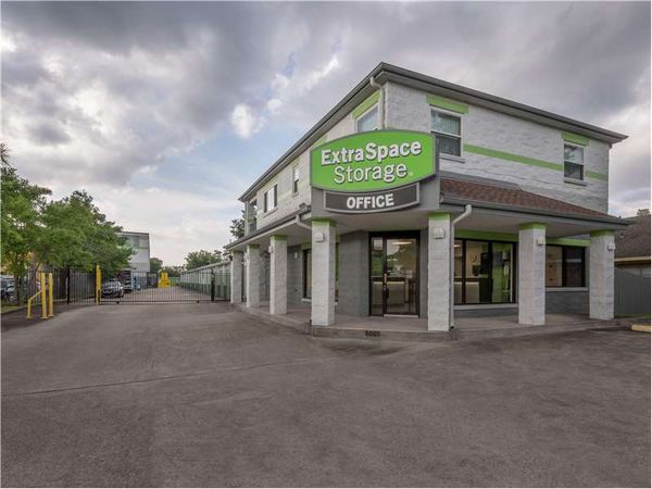Extra Space Storage facility at 6005 Airline Dr - Metairie, LA