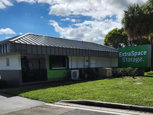 Extra Space Storage facility at 1500 W Sample Rd - Pompano Beach, FL