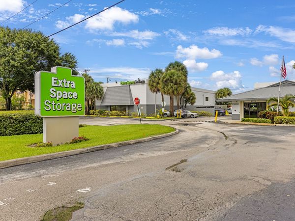 Extra Space Storage facility at 5370 S University Dr - Davie, FL