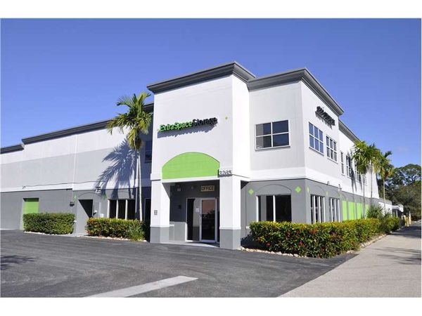 Extra Space Storage facility at 3265 University Pkwy - Sarasota, FL