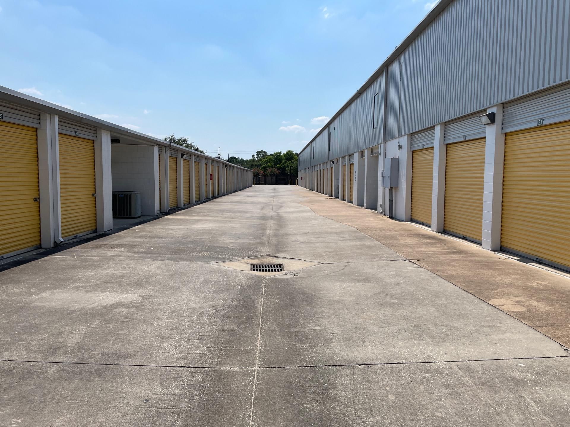 25×10 Parking Lot in Houston, TX 1435 Silverado Dr Houston, Texas 3