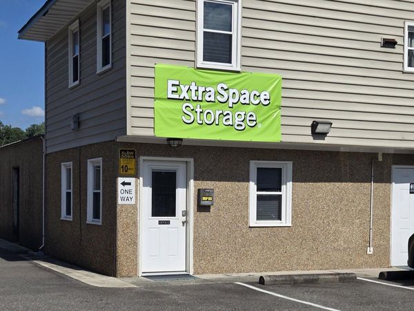 Extra Space Storage facility at 15458 Warwick Blvd - Newport News, VA