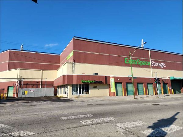 Extra Space Storage facility at 5366 N Northwest Hwy - Chicago, IL