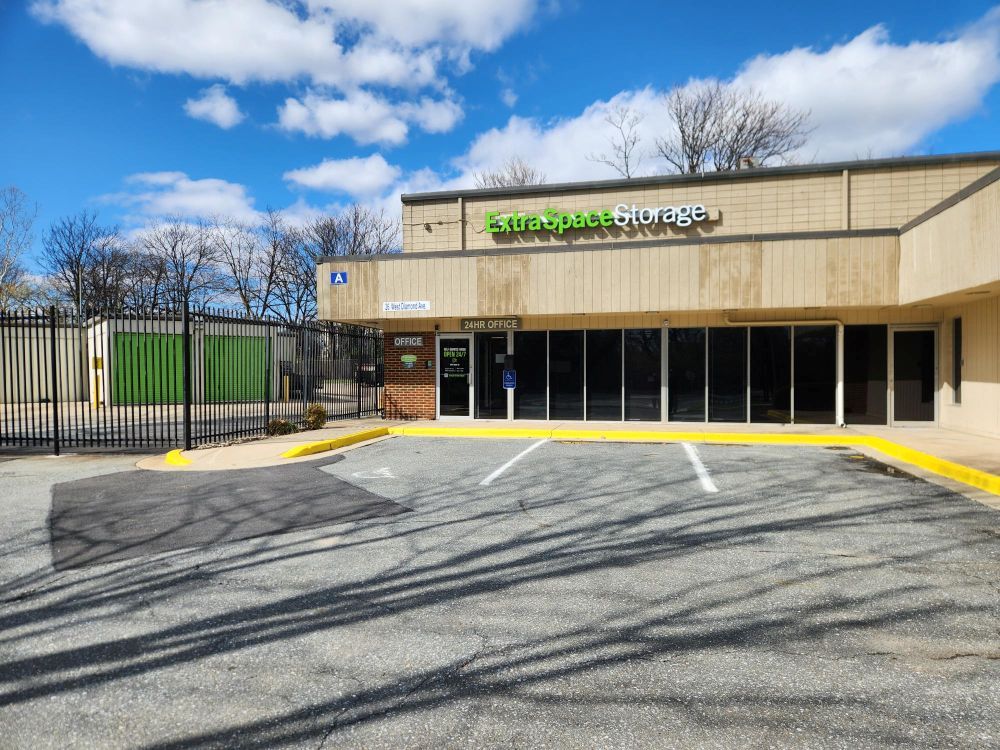 Extra Space Storage in Gaithersburg, MD  26 W Diamond Ave