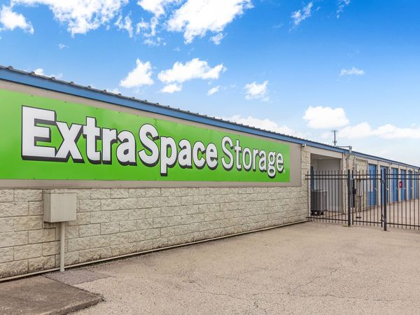 Extra Space Storage facility at 8601 National Turnpike - Fairdale, KY