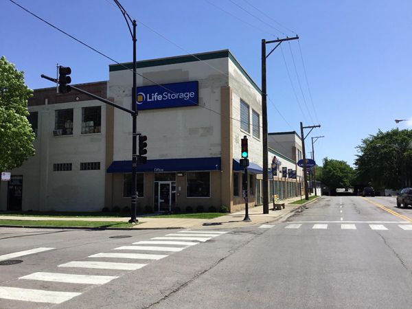 Extra Space Storage facility at 2051 N Austin Ave - Chicago, IL