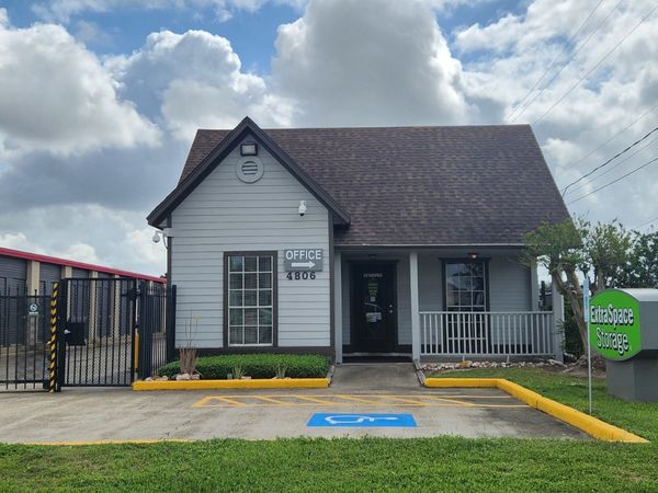 Extra Space Storage facility at 4806 Marie St - Deer Park, TX