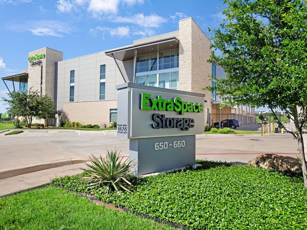 Extra Space Storage facility at 650 North Fwy - Fort Worth, TX