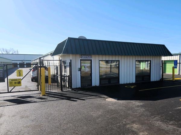 Extra Space Storage facility at 500 N Kirk Rd - Batavia, IL