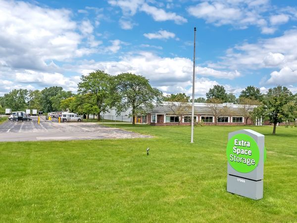 Extra Space Storage facility at 17000 W Rogers Dr - New Berlin, WI