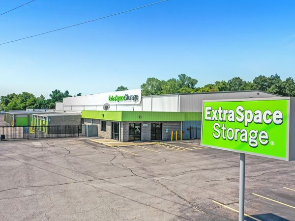 Extra Space Storage facility at 4961 Covington Way - Memphis, TN