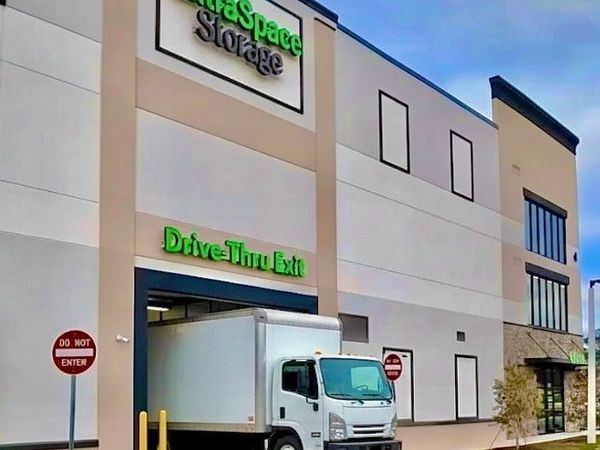 Extra Space Storage facility at 2530 County Rd 220 - Middleburg, FL