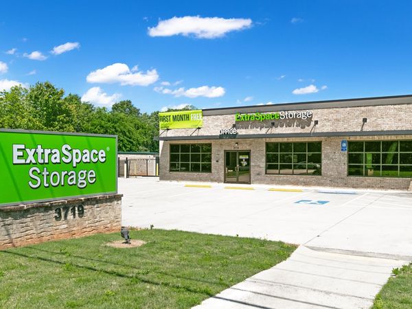 Extra Space Storage facility at 3719 Winder Hwy - Flowery Branch, GA