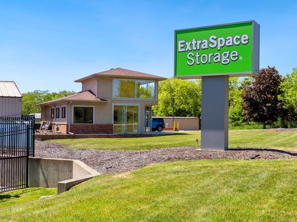 Extra Space Storage facility at 20765 W Grass Lake Rd - Lindenhurst, IL