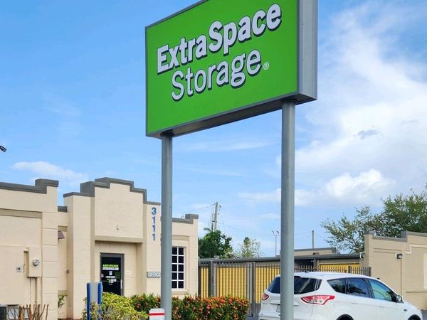 Extra Space Storage facility at 3111 Cleveland Ave - Fort Myers, FL