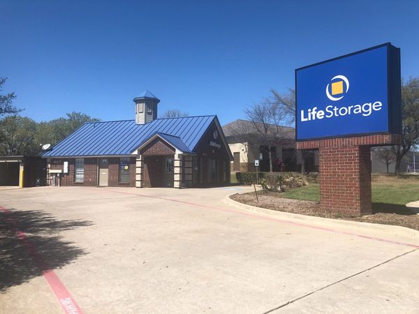 Life Storage facility on 5900 Bryant Irvin Rd - Fort Worth, TX