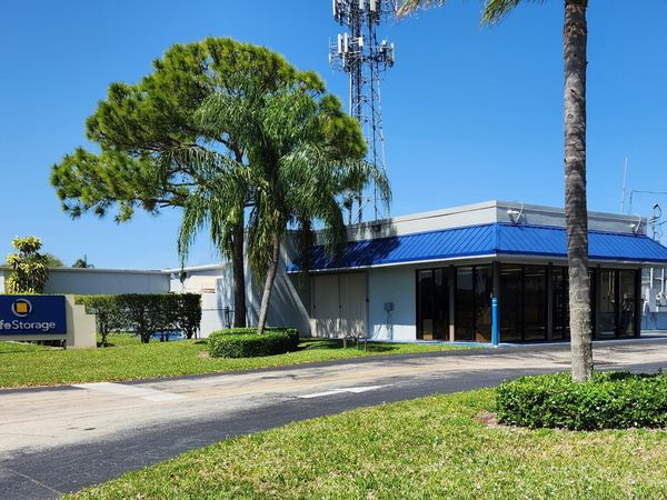 Extra Space Storage facility at 7901 Sheridan St - Hollywood, FL