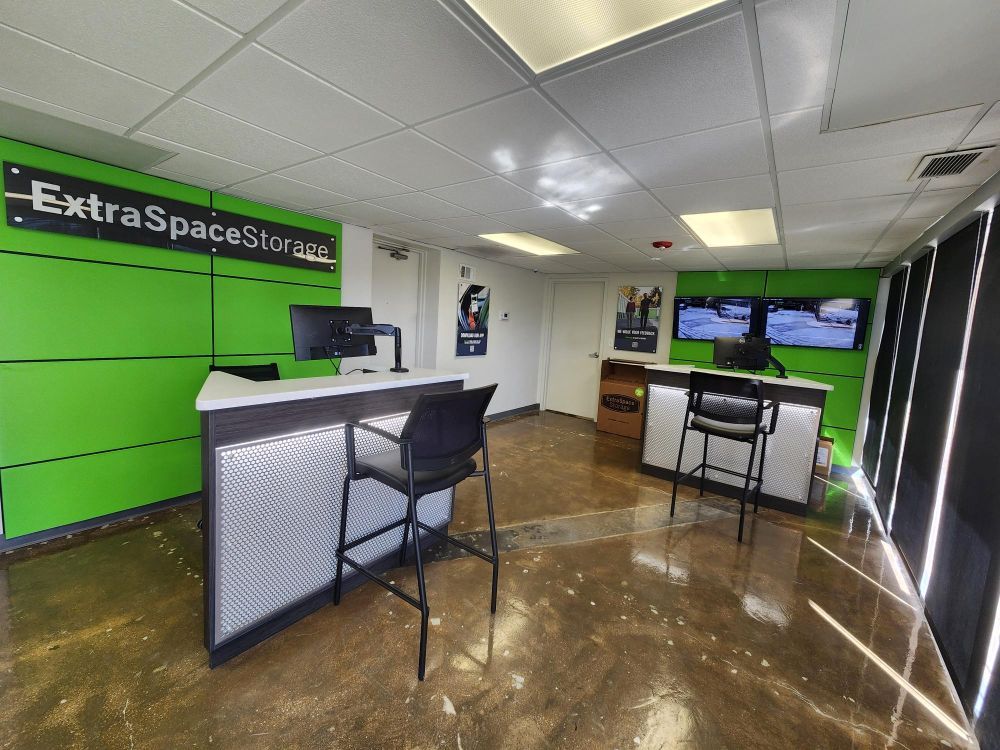 Extra Space Storage in Gaithersburg, MD  26 W Diamond Ave 3