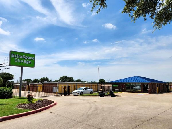 Extra Space Storage facility at 4005 W Plano Pkwy - Plano, TX